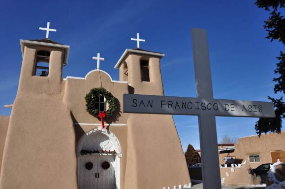 A tradicional e centenária igreja de San Francisso de Asis, em Taos, no Novo México, nos Estados Unidos